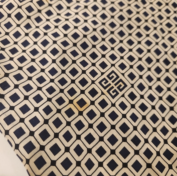 Givenchy Scarf Navy and Cream. - Picture 4 of 6